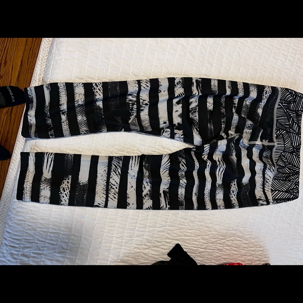 Lululemon - black & white crop legging